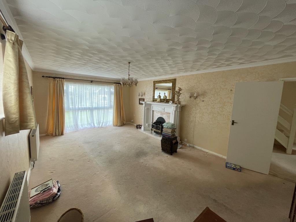 Lot: 118 - CHALET BUNGALOW FOR STRUCTURAL REPAIR - Living room with access to hallway